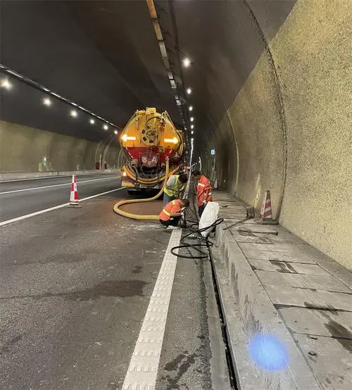 华宁隧道排水渠清淤